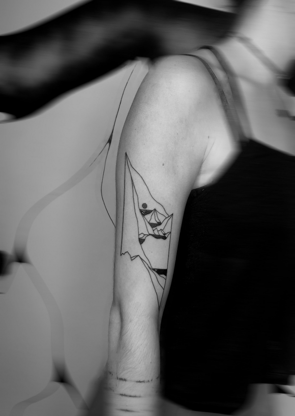 tattoo bras abstrait